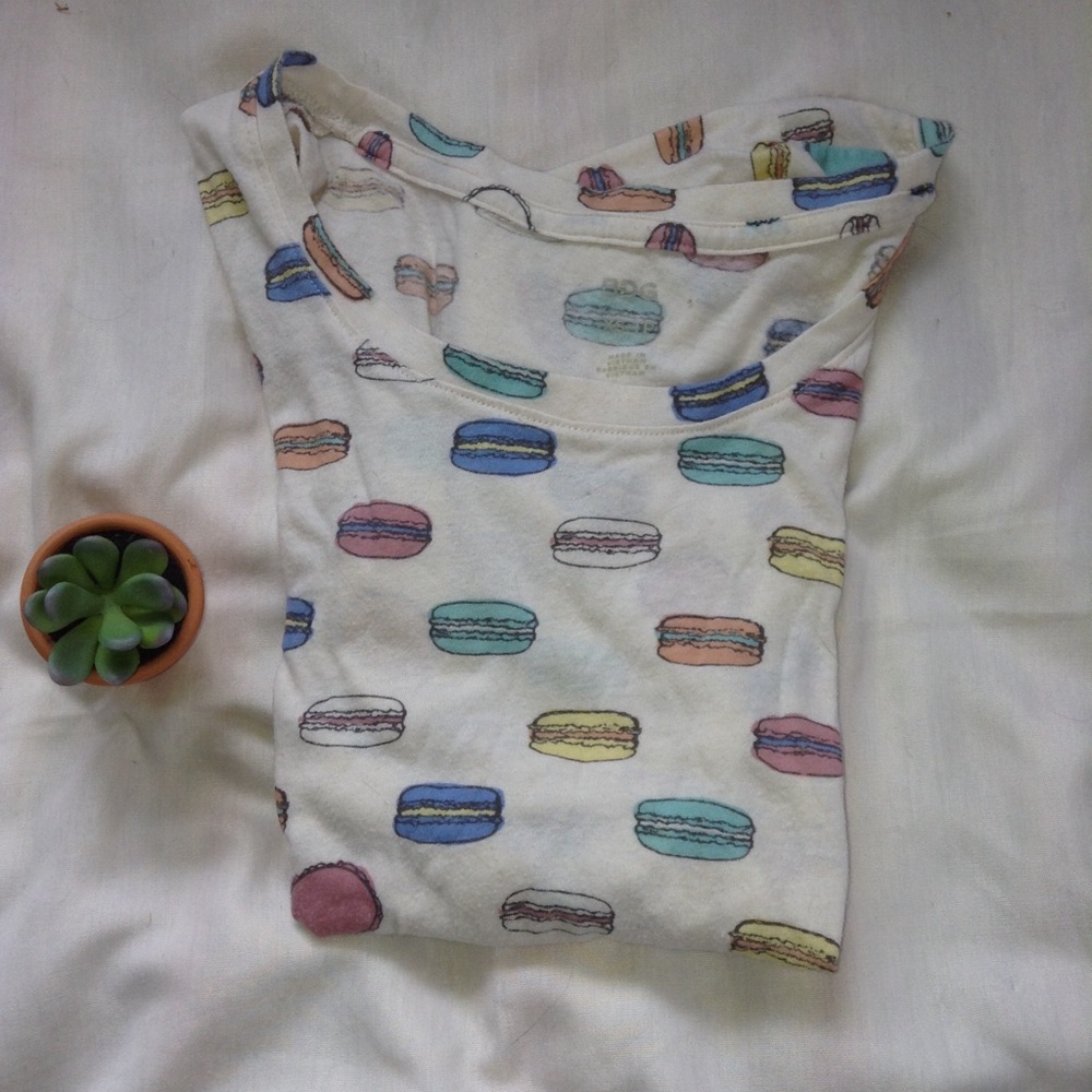 Adorable macaron print tee✨